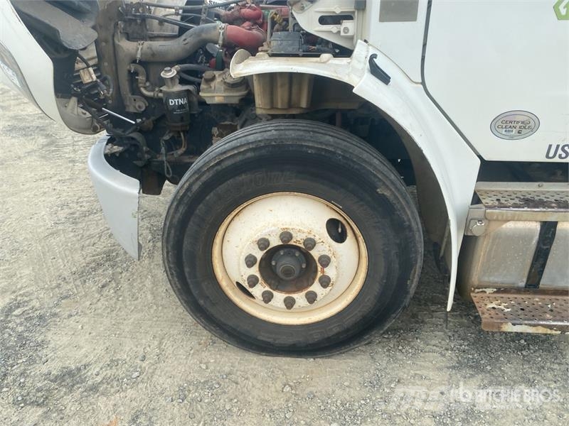 Freightliner M2 106 平板式/側卸式卡車