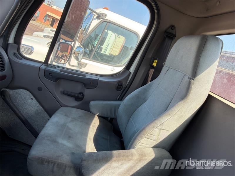 Freightliner M2 106 Camiones portacoches