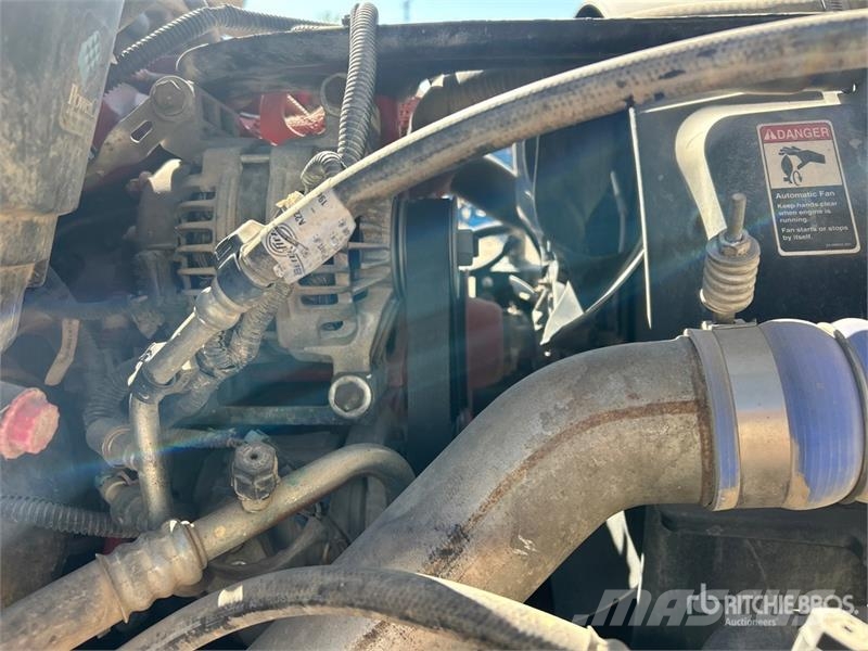 Freightliner M2 106 卡車裝載高空作業車