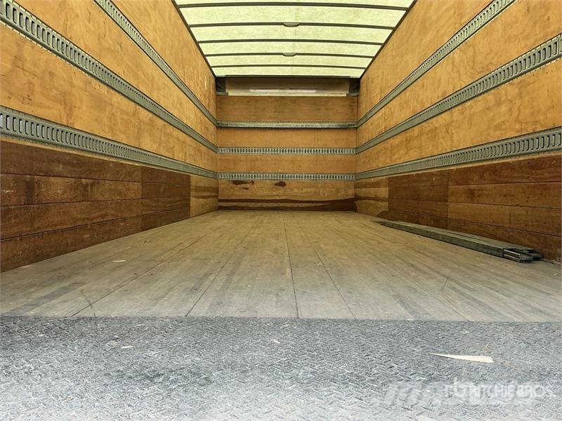 Freightliner M2 106 Sunkvežimiai su dengtu kėbulu