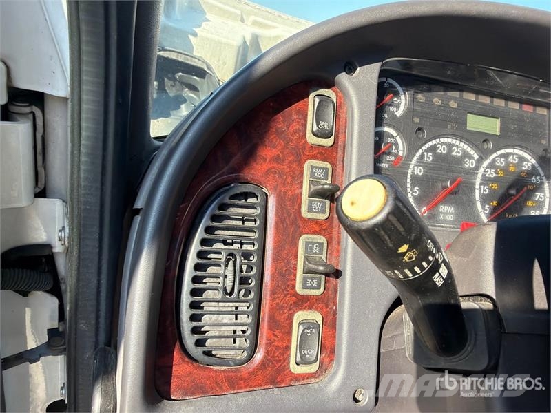 Freightliner M2 106 Camiones portacoches