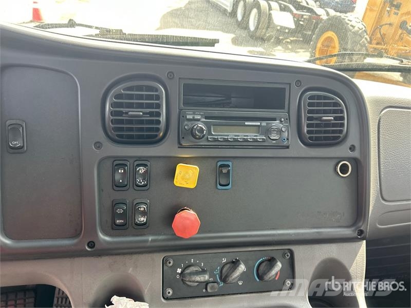 Freightliner M2 106 Тягачі