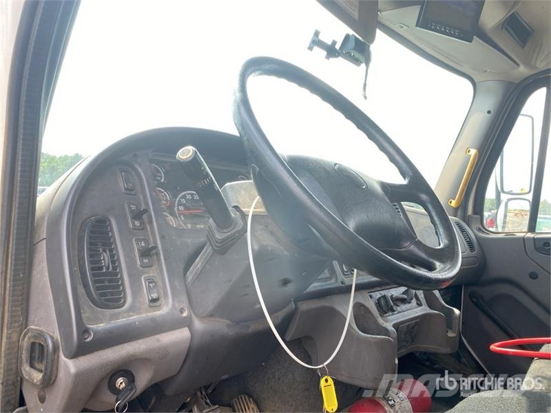Freightliner M2 106 Caminhões de mesa/dropside