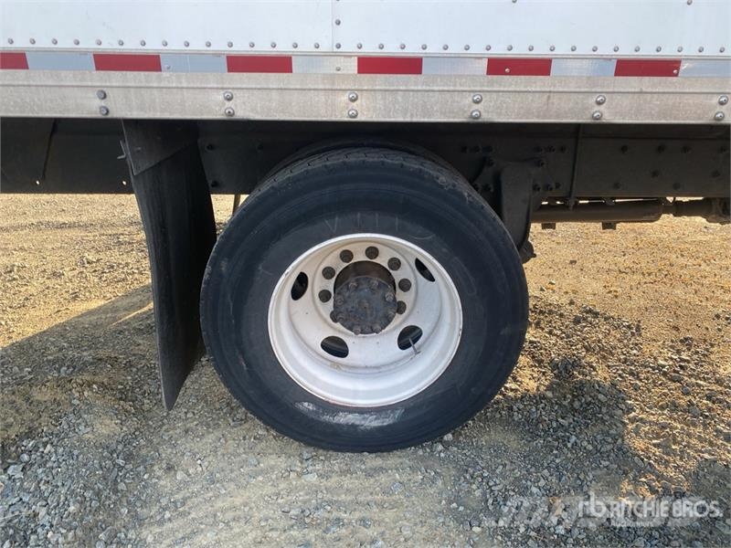 Freightliner M2 106 貨箱式卡車
