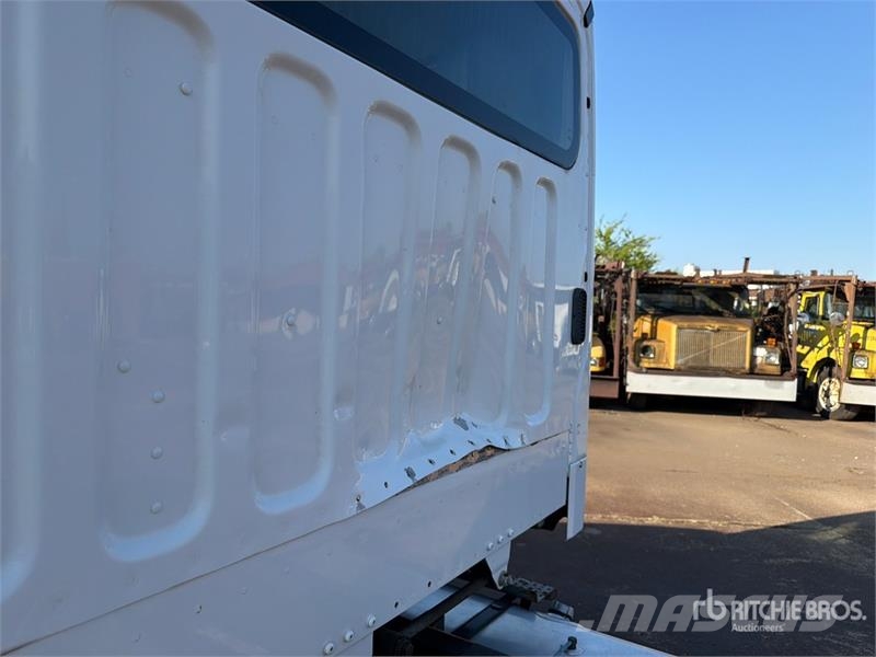 Freightliner M2 106 Camiones portacoches