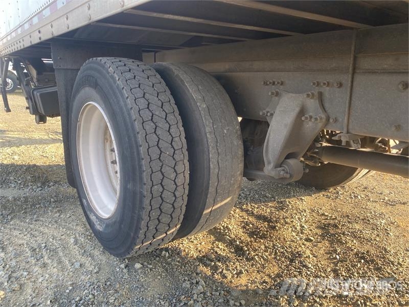 Freightliner M2 106 貨箱式卡車
