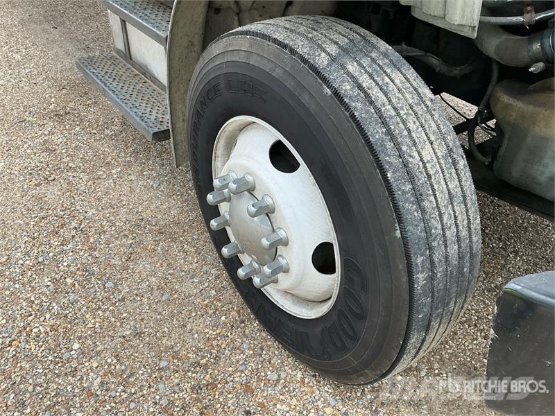 Freightliner M2 106 Sunkvežimiai su dengtu kėbulu