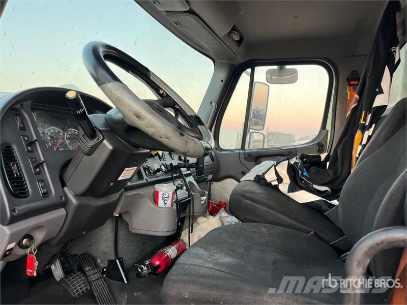 Freightliner M2 106 Фургони