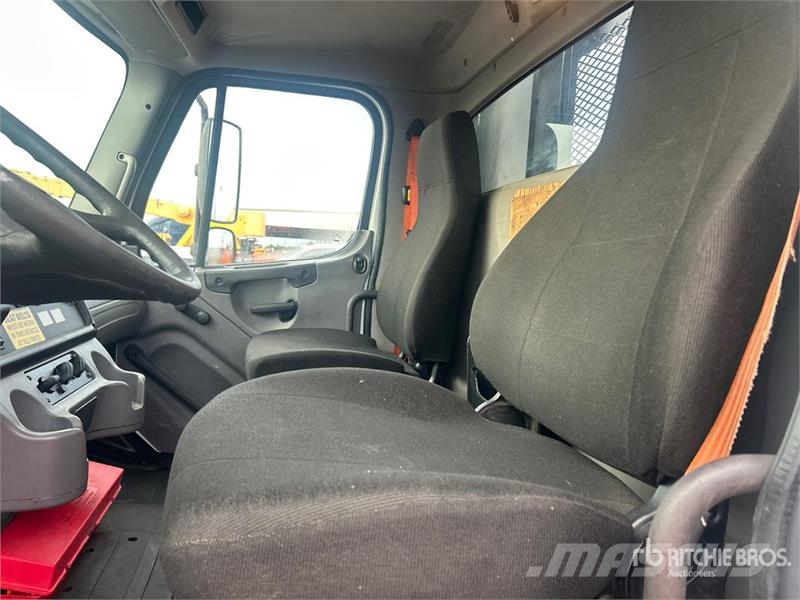 Freightliner M2 106 Flatbed / Dropside trucks