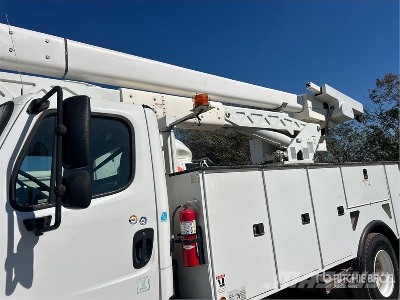 Freightliner M2 106 卡車裝載高空作業車