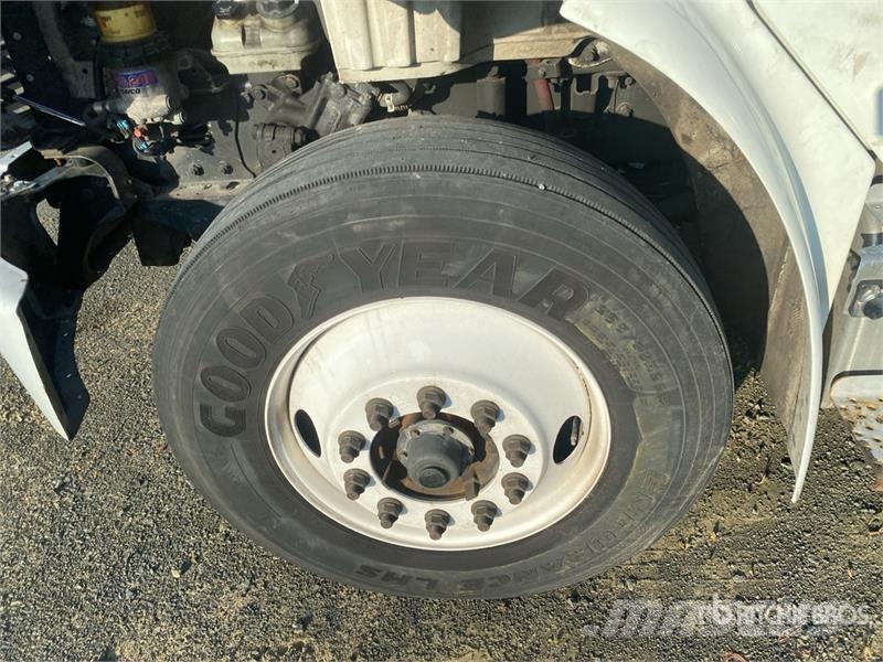 Freightliner M2 106 貨箱式卡車