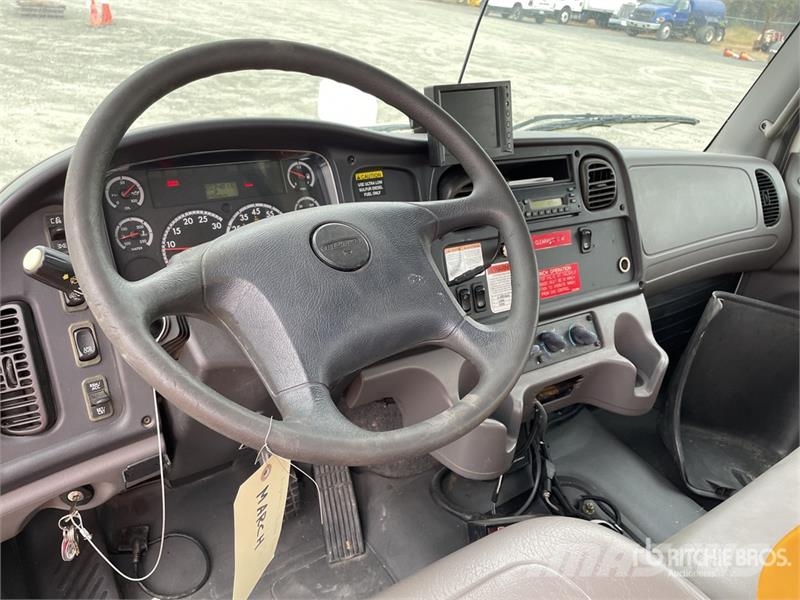 Freightliner M2 106 Nostolava-autot