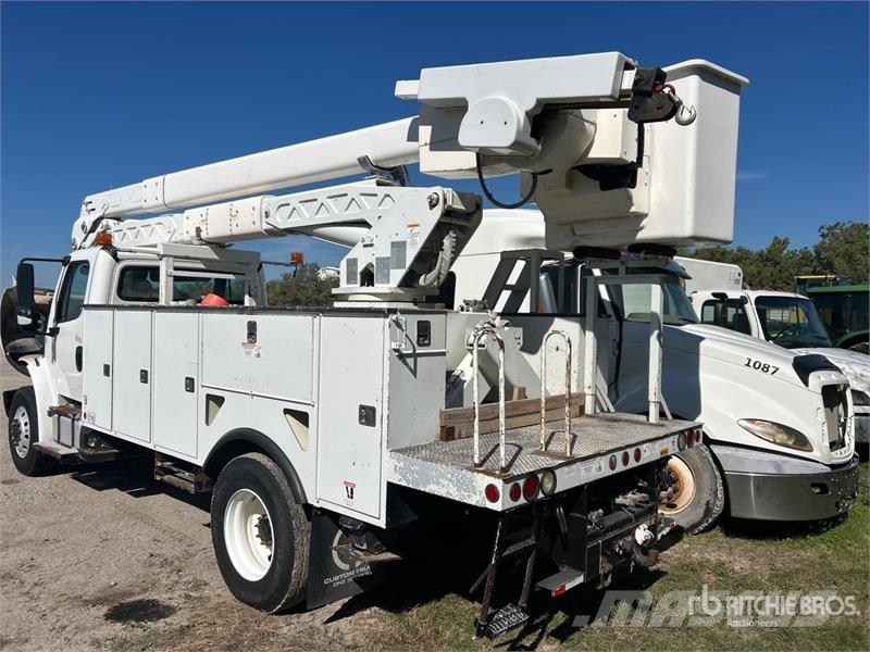 Freightliner M2 106 卡車裝載高空作業車