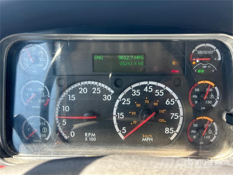 Freightliner M2 106 卡車裝載高空作業車