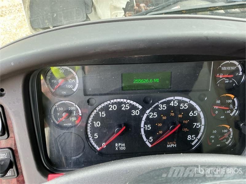 Freightliner M2 106 Sunkvežimiai su dengtu kėbulu