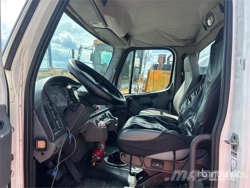Freightliner M2 106 Тягачі