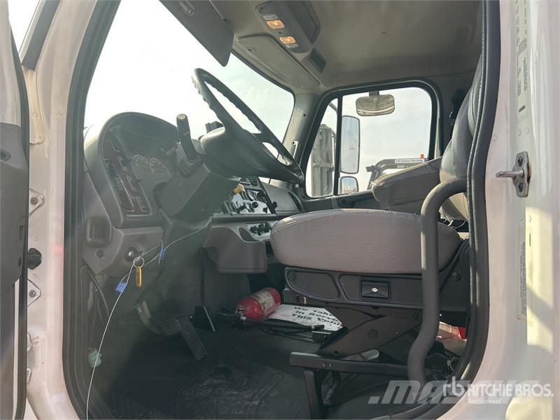 Freightliner M2 106 Camion cassonati