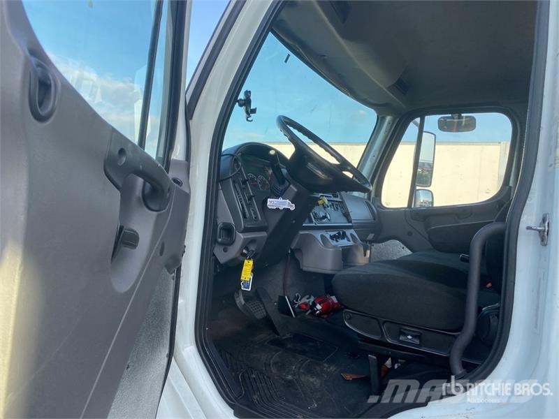 Freightliner M2 106 貨箱式卡車