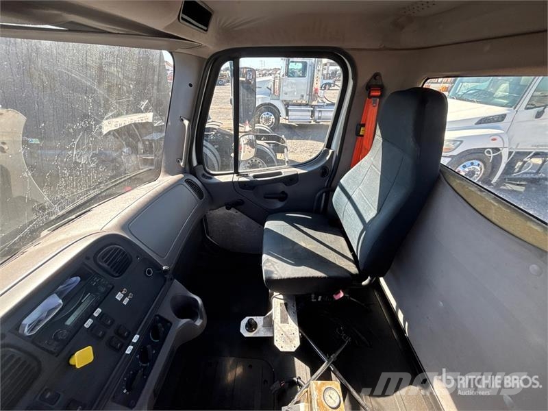 Freightliner M2 106 Kabine i unutrašnjost