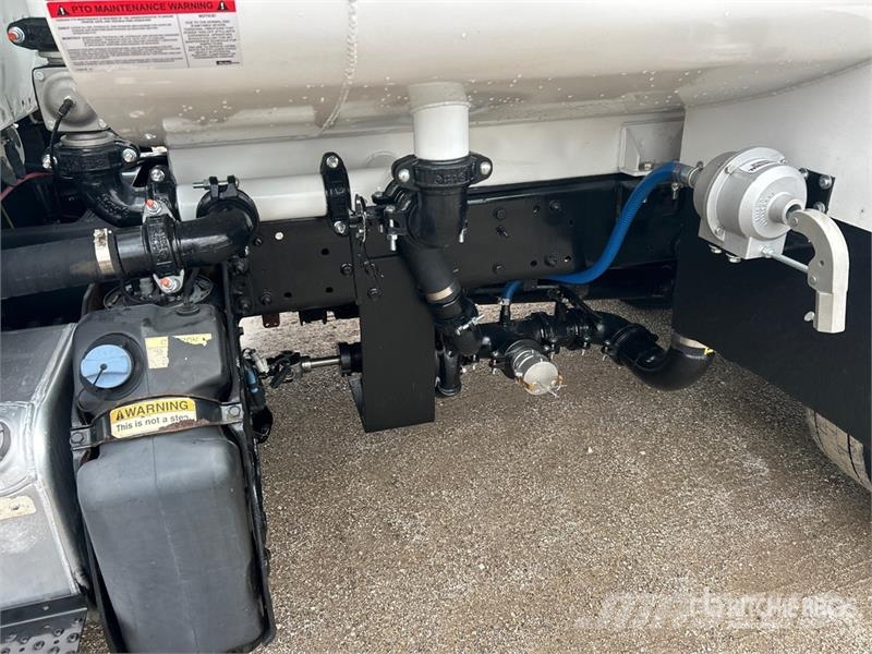 Freightliner M2 106 2250 gal 4x2 Water Truck Camiones cisterna