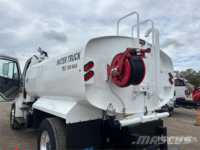 Freightliner M2 106 2250 gal 4x2 Water Truck Camiones cisterna