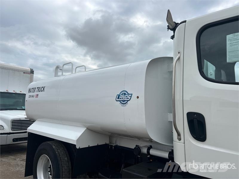 Freightliner M2 106 2250 gal 4x2 Water Truck Camiones cisterna
