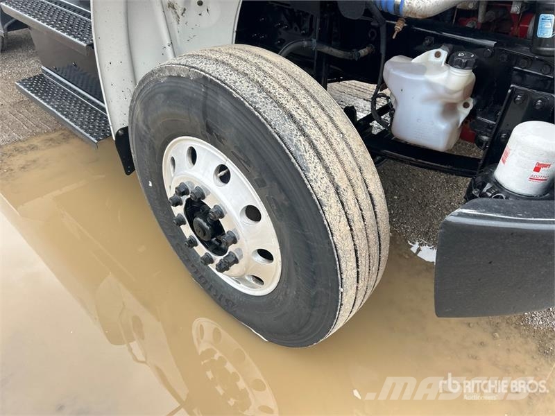 Freightliner M2 106 2250 gal 4x2 Water Truck Camiones cisterna
