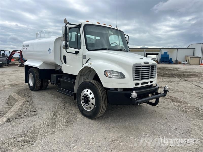 Freightliner M2 106 2250 gal 4x2 Water Truck Camiones cisterna