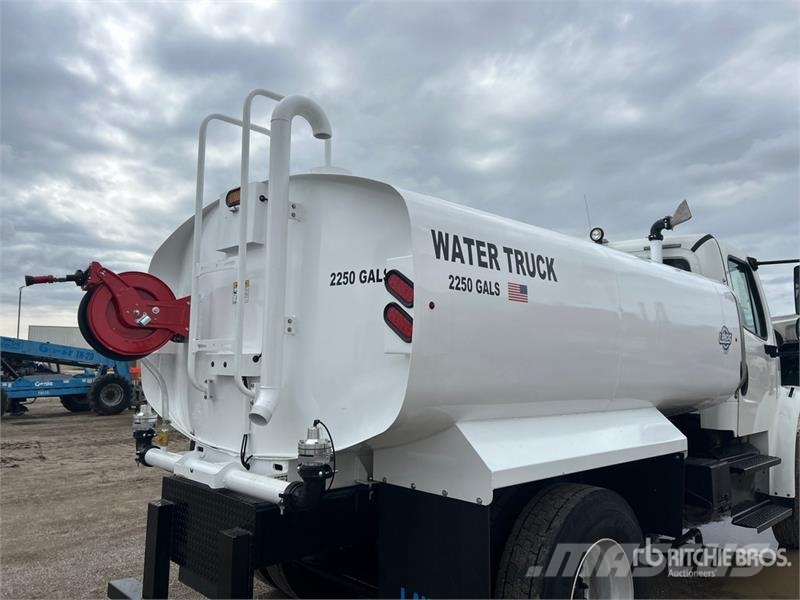 Freightliner M2 106 2250 gal 4x2 Water Truck Camiones cisterna