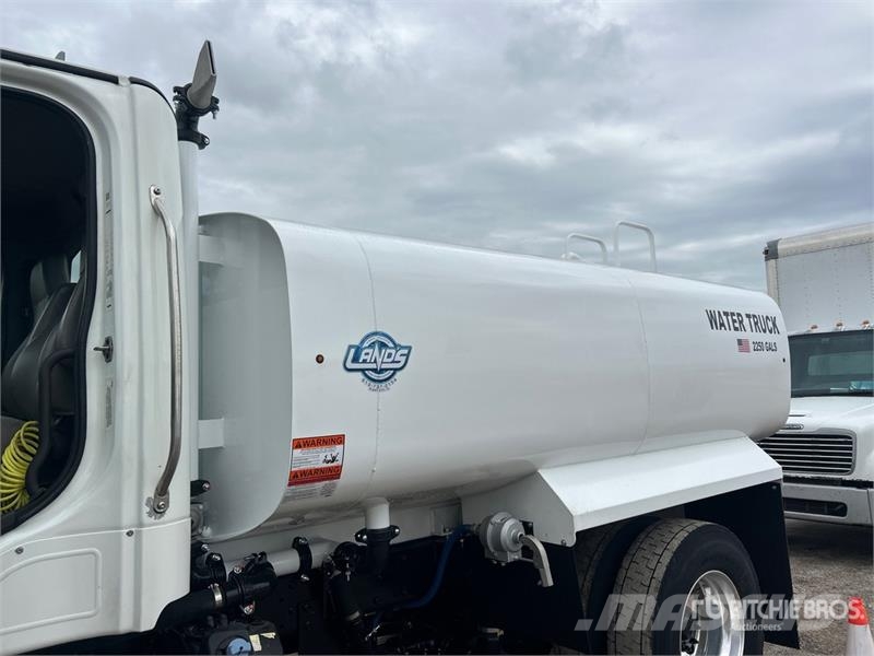 Freightliner M2 106 2250 gal 4x2 Water Truck Camiones cisterna