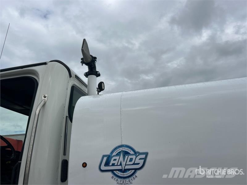 Freightliner M2 106 2250 gal 4x2 Water Truck Camiones cisterna