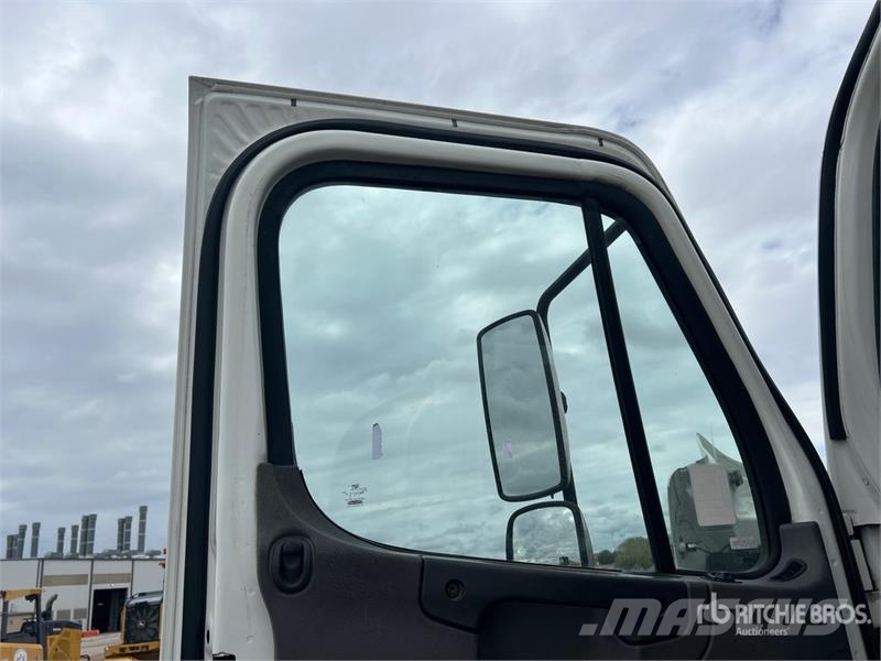 Freightliner M2 106 2250 gal 4x2 Water Truck Camiones cisterna