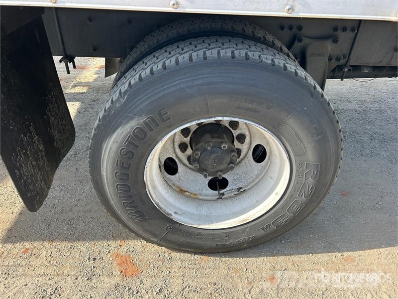 Freightliner M2 106 4x2 Van Truck Camiones con caja de remolque