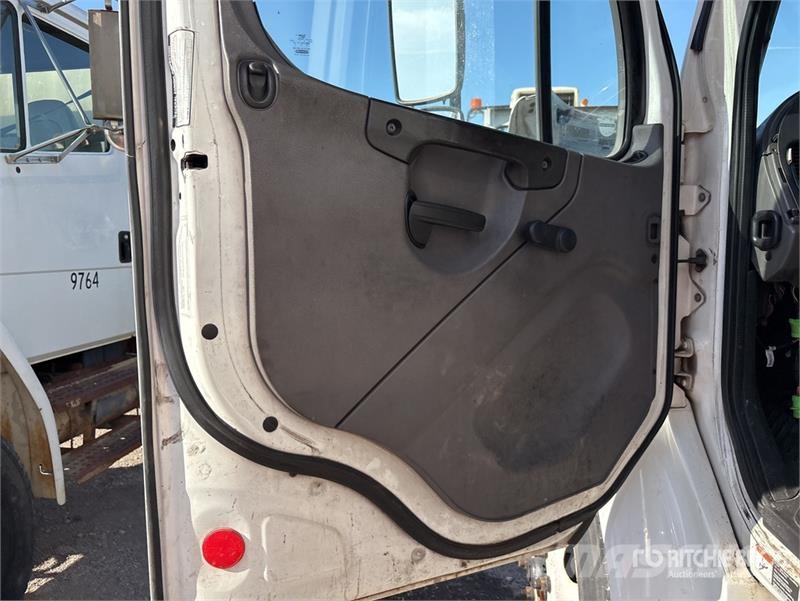 Freightliner M2 106 4x2 Van Truck (Inoperable) Box trucks