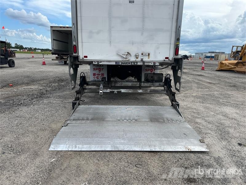 Freightliner M2 106 4x2 Van Truck شاحنات ذات هيكل صندوقي