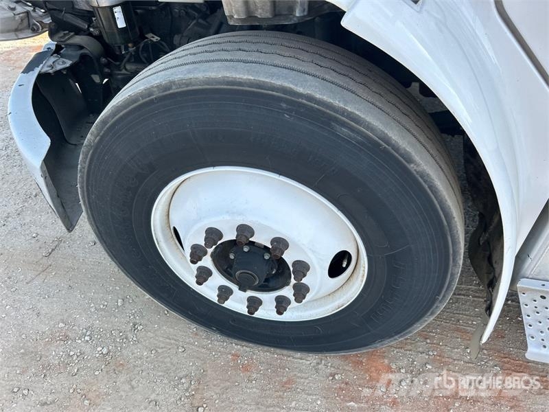 Freightliner M2 106 4x2 Van Truck Camiones con caja de remolque