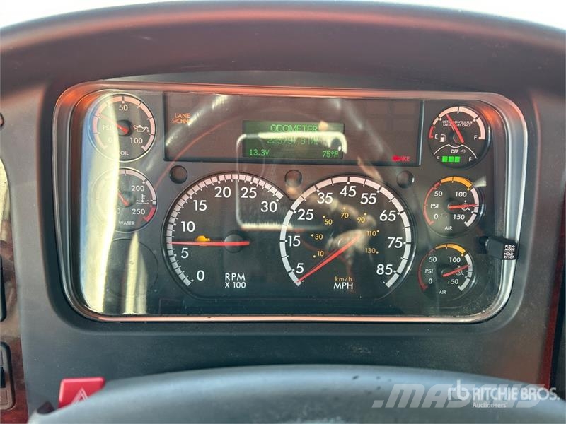 Freightliner M2 106 4x2 Van Truck Фургони