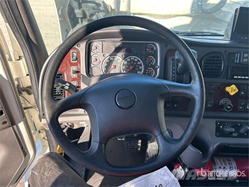 Freightliner M2 106 4x2 Van Truck Фургони