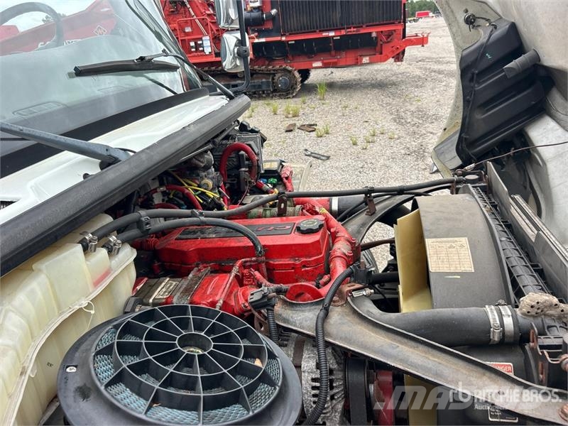 Freightliner M2 106 4x2 Van Truck شاحنات ذات هيكل صندوقي