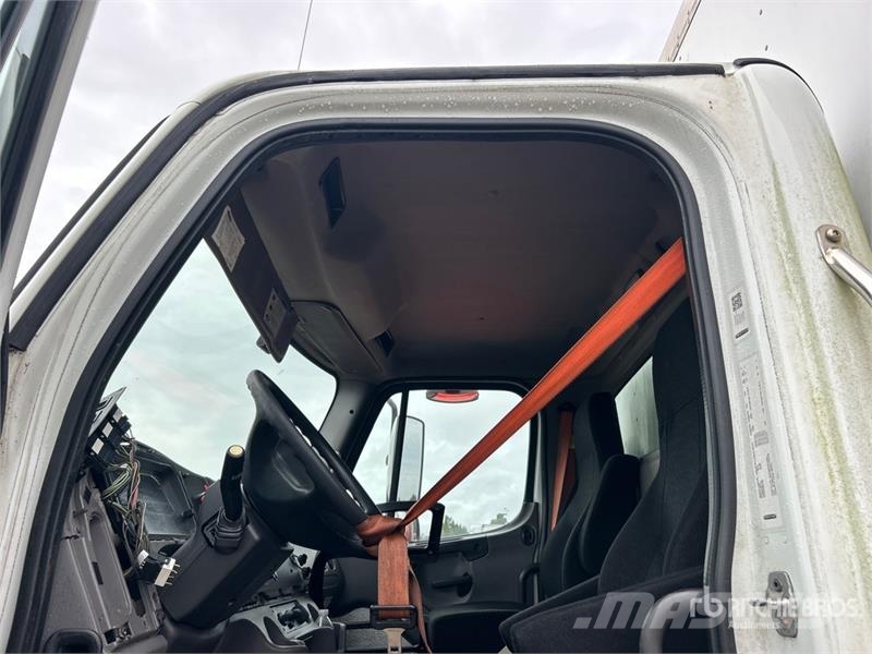 Freightliner M2 106 4x2 Van Truck شاحنات ذات هيكل صندوقي