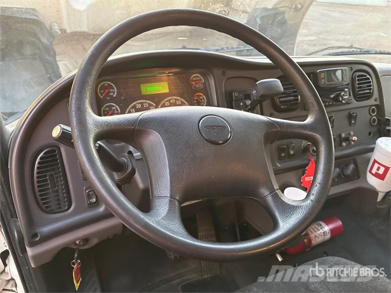 Freightliner M2 106 4x2 Van Truck Furgons
