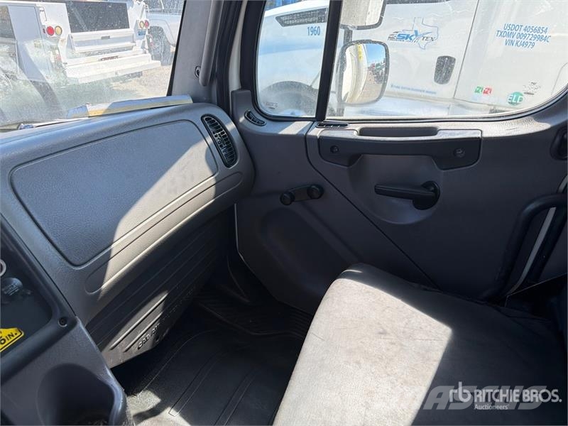 Freightliner M2 106 4x2 Van Truck Sanduk kamioni