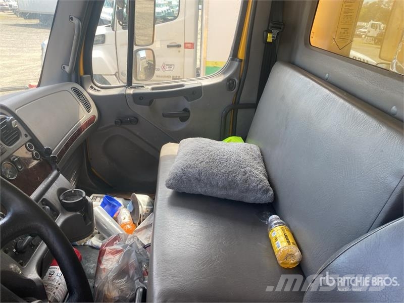 Freightliner M2 106 4x2 Van Truck Каросерии