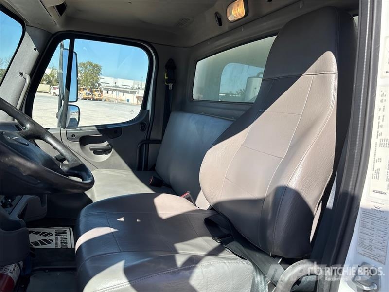 Freightliner M2 106 4x2 Van Truck Skåpbilar