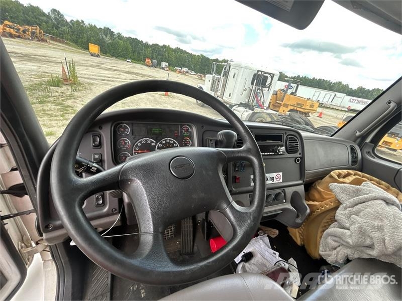 Freightliner M2 106 4x2 Van Truck Фургони