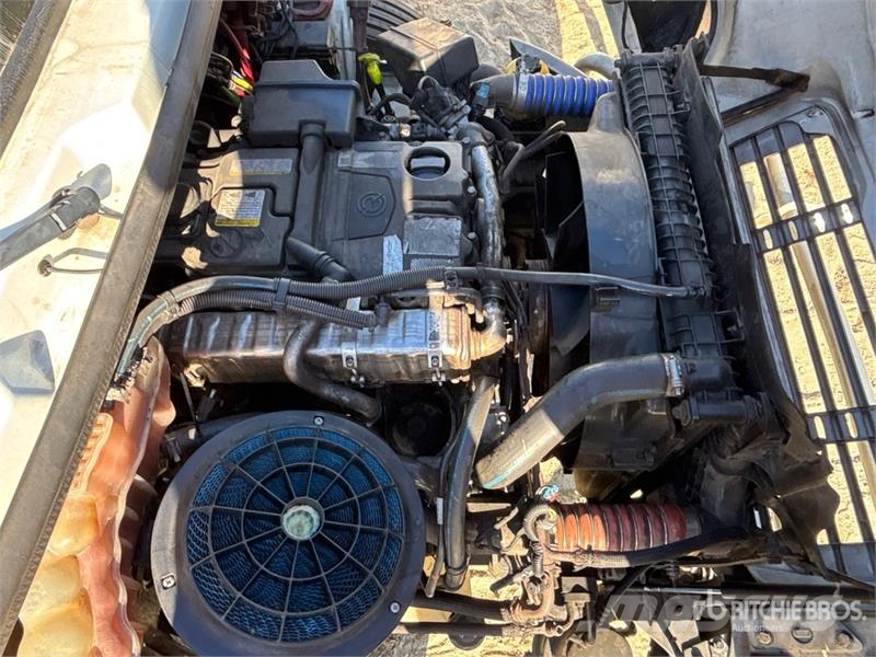 Freightliner M2 106 4x2 Van Truck Camiones con caja de remolque