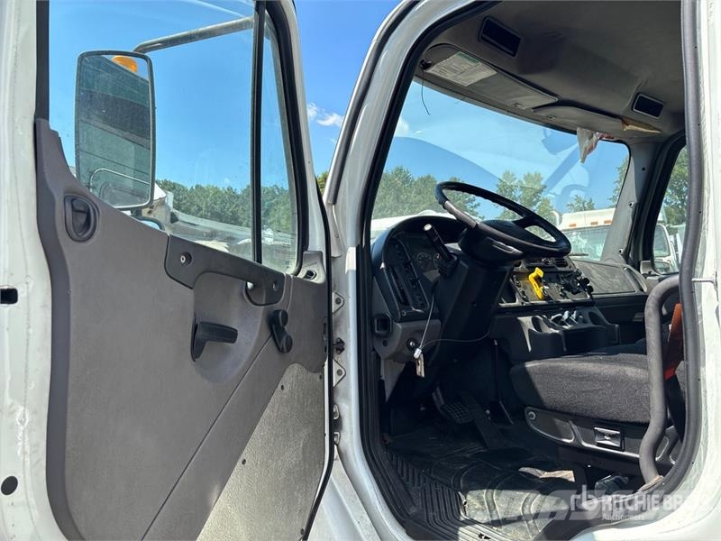 Freightliner M2 106 4x2 Van Truck Dobozos teherautók
