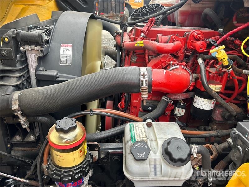 Freightliner M2 106 4x2 Van Truck شاحنات ذات هيكل صندوقي