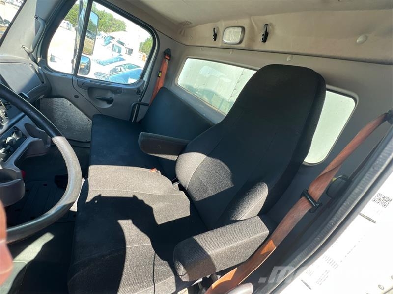 Freightliner M2 106 4x2 Van Truck Bakwagens met gesloten opbouw