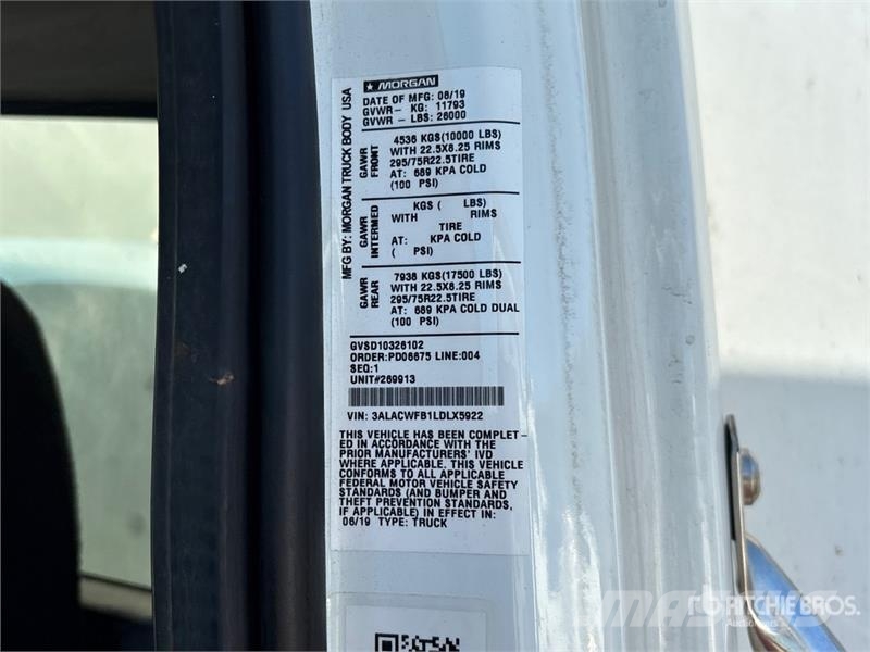 Freightliner M2 106 4x2 Van Truck Camiones con caja de remolque